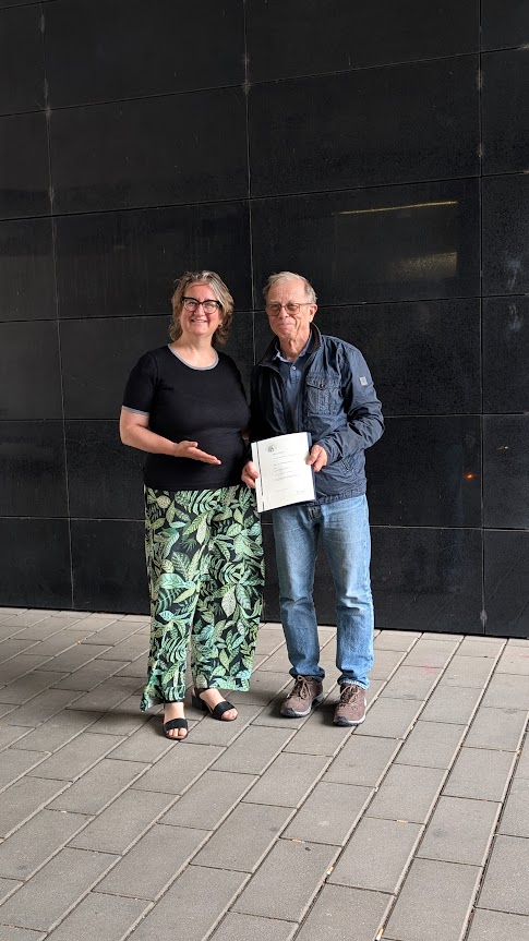 Daniela Nicklas und Thomas Foken halten eine Urkunde.