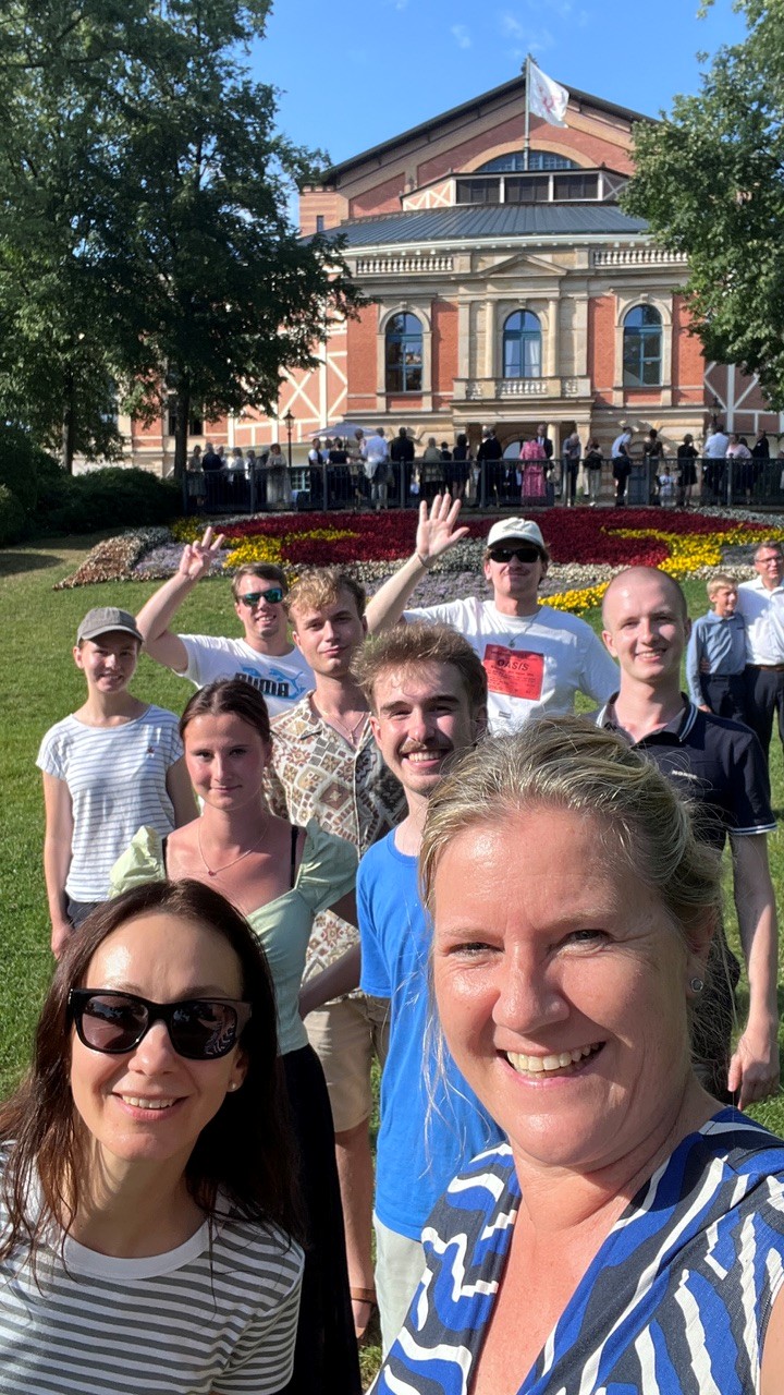 Monica Fröhlich mit Studierenden der Germanistischen Sommer-Universität vor dem Festspielhaus in Bayreuth 
