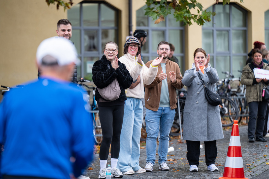 Vom Rand wurden die Läuferinnen und Läufern angefeuert.