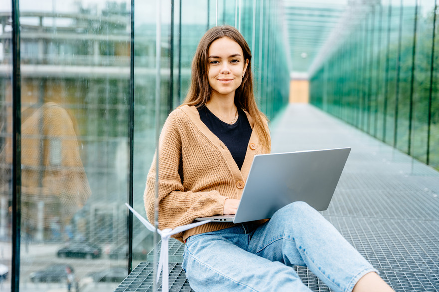 Person und Laptop