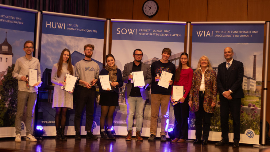 Nachhaltigkeitspreisträgerinnen und -preisträger auf der Bühne