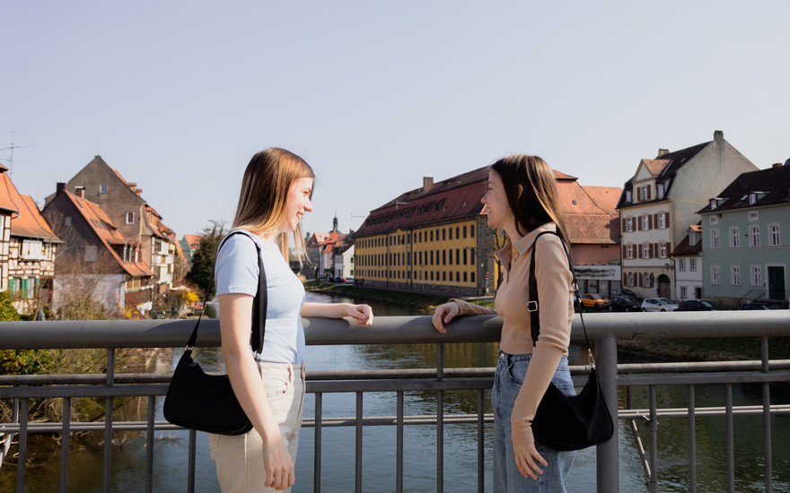 Anastasiia (r.) und Mariia fühlen sich in Bamberg wohl und gehen gerne in der Stadt spazieren, um wieder Routine in ihren Alltag zu bekommen.
