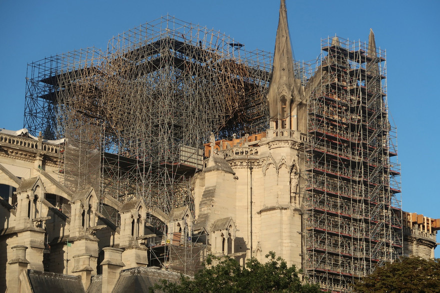 Notre-Dame umgeben von einem Gerüst.