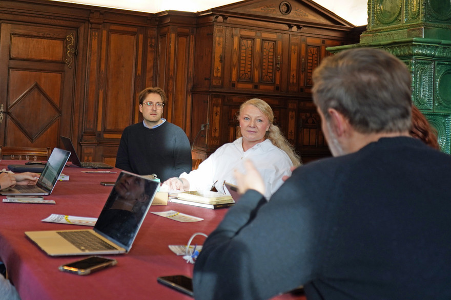 Die Kuratoren Andreas Huth und Florian Abe erläutern den Studierenden, darunter Dagmar Leibach, im Schloss Schoppershof letzte Details zur Ausstellung „Baustelle Nürnberg“.