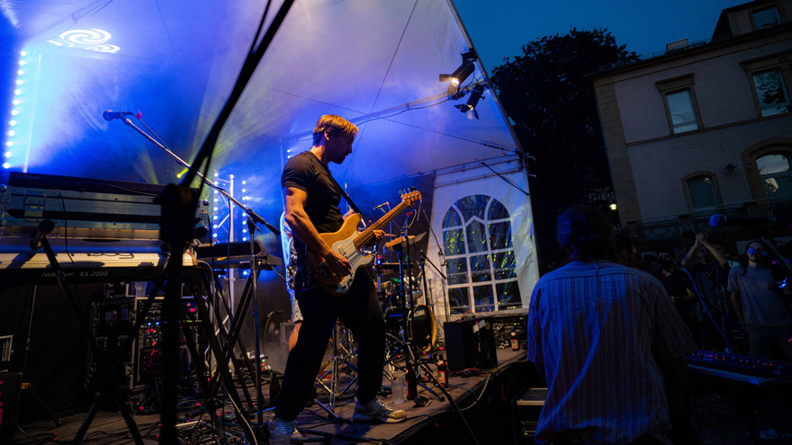 Band auf der Bühne.
