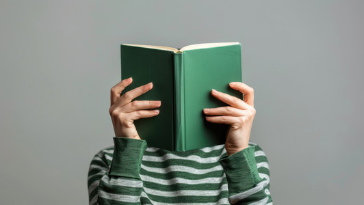 Person hinter Buch