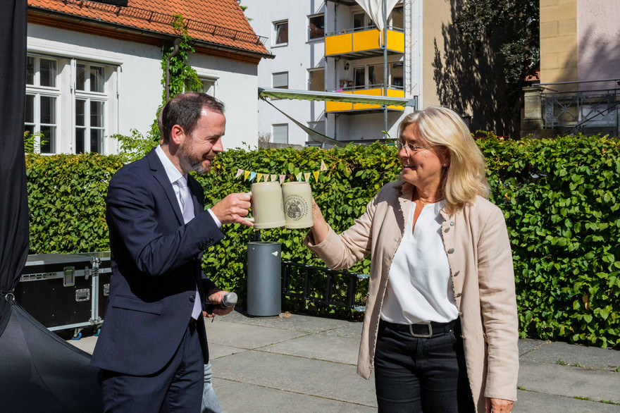 Den ersten Probeschluck des uni.biers nahmen Universitätspräsident Prof. Dr. Kai Fischbach und Kanzlerin Dr. Dagmar Steuer Flieser.