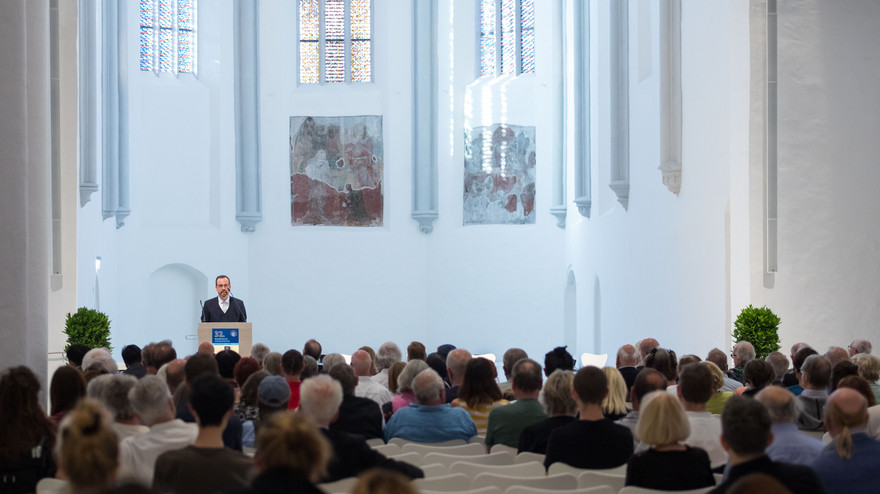 Universitätspräsident Kai Fischbach begrüßte die Gäste am ersten Abend der Hegelwoche.