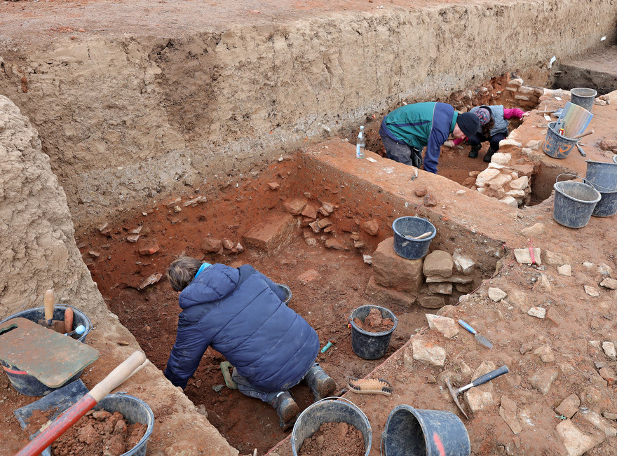 Eine gute Vorbereitung auf die Berufstätigkeit: Bei der Mitarbeit auf der Ausgrabung in Neuenstadt gewinnen die Studierenden umfassende Einblicke in das breite Aufgabenspektrum der praktischen Archäologie.