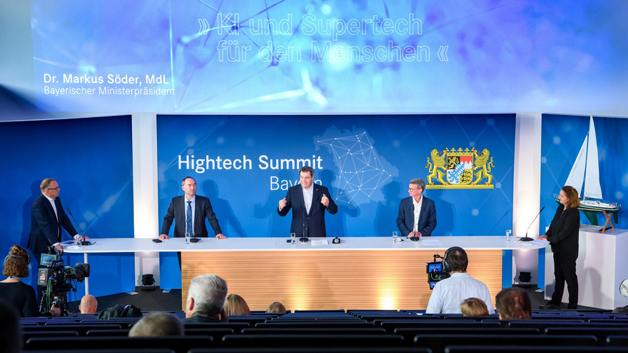 Redepult beim Hightech Summit mit dem Bayerischen Ministerpräsidenten