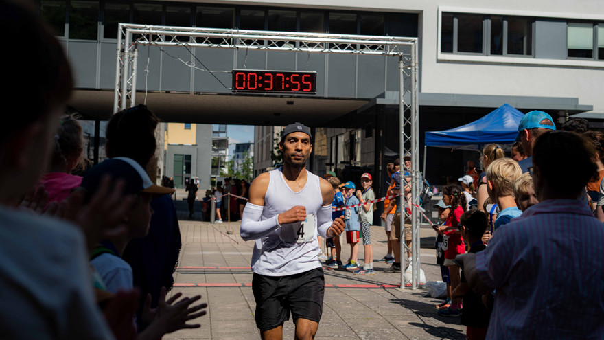 Ahmed Fathalla beim Zieleinlauf. Er studiert an der Universität Bamberg Grundschullehramt.