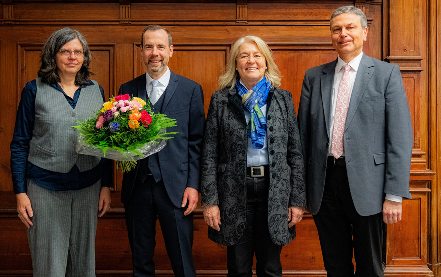 Präsident Kai Fischbach und Kanzlerin Dagmar Steuer-Flieser (Mitte) bilden gemeinsam mit den Vizepräsidentinnen und -präsidenten die Universitätsleitung. Aktuell werden die Vizepräsidentschaftsämter bekleidet von Sabine Vogt (l.), Thomas Saalfeld sowie Stefan Hörmann (r.).