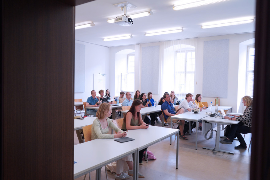 Kursraum mit internationalen Studierenden