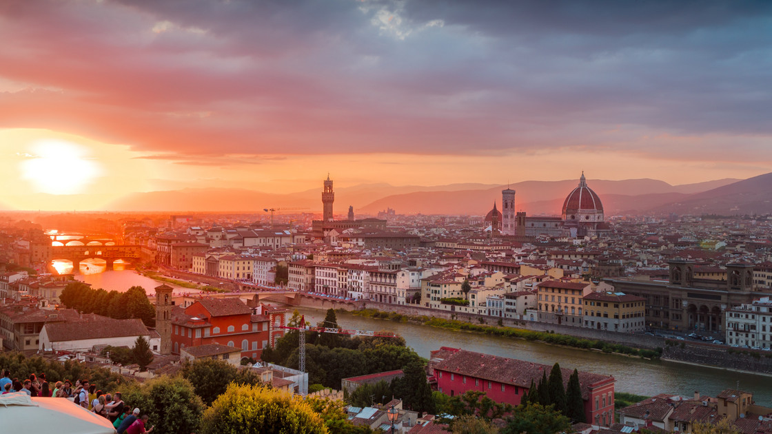 Blick auf die Stadt Florenz bei Sonnenuntergang