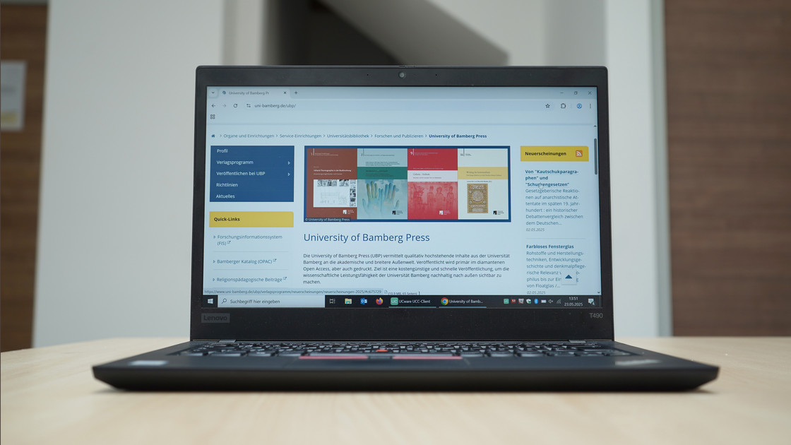 Blick auf einen Laptop mit der Webseite der University of Bamberg Press.