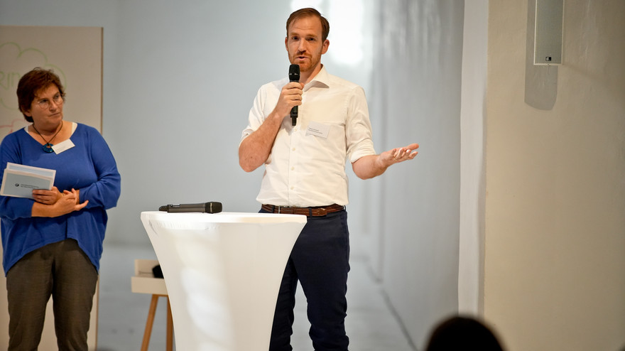 Unternehmer Tobias Hummel am Mikrofon
