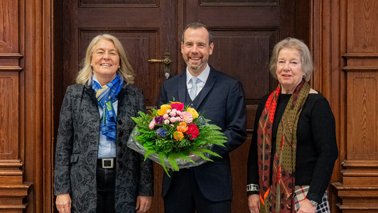 Der Universitätsrat hat Kai Fischbach für eine zweite Amtszeit gewählt. Die Vorsitzende des Gremiums Merith Niehuss (r.) gratulierte dem Universitätspräsidenten nach der Wahl gemeinsam mit der Kanzlerin der Universität Dagmar Steuer-Flieser (l.).