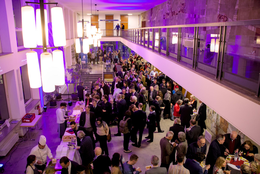 Empfang in der Feldkirchenstraße nach dem offiziellen Festakt.