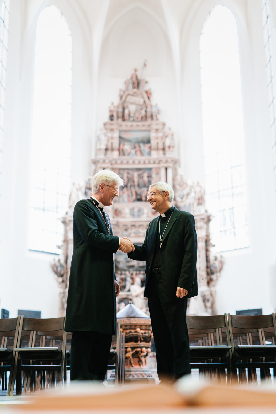 Landesbischof Heinrich Bedford-Strohm gibt dem emeritierten Bamberger Erzbischof Ludwig Schick die Hand