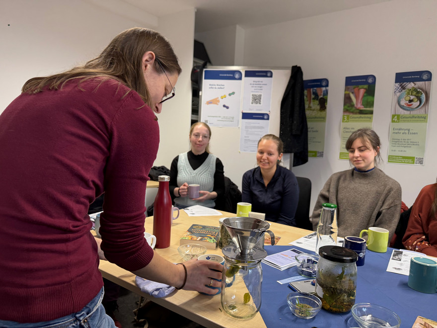 Stefanie Irene Lunz brachte den Workshopteilnehmenden die Welt der Kräuter näher