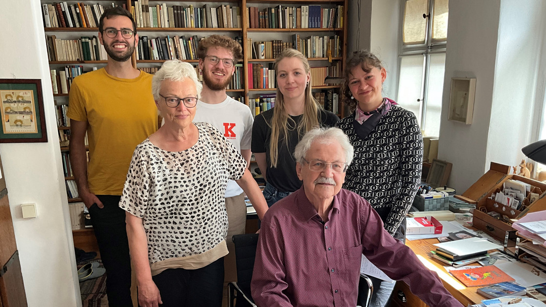 Studierende mit Heidrun Alzheimer und Paul Maar