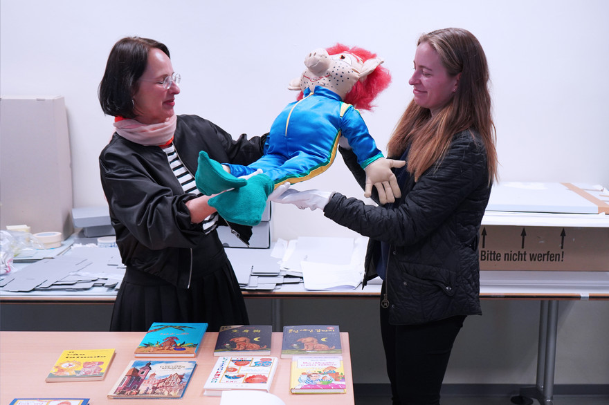 Im Paul Maar-Archiv und künftig im Museum gibt es nicht nur Bücher zu sehen: unter anderem Manuskripte, Zeichnungen, Briefe, Fotografien, Filmrequisiten und persönliche Notizen geben Einblicke in das Leben und Schaffen des Autors und Illustrators.