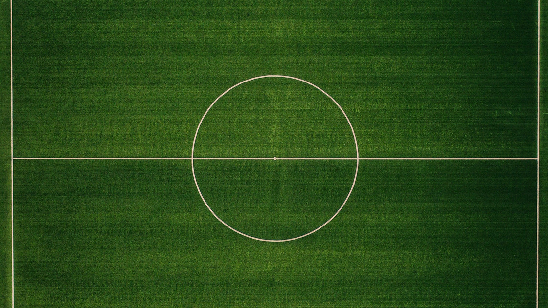 Ein leeres Fußballfeld.
