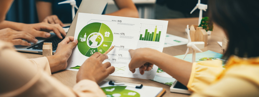 Personen zeigen auf Grafik