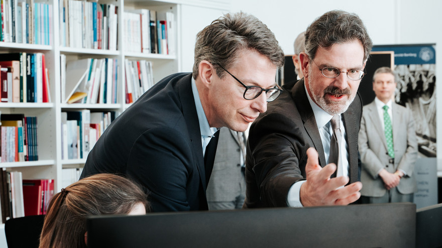 Minister Blume bekommt etwas am Computer von Stefan Breitling, Professor am KDWT, gezeigt