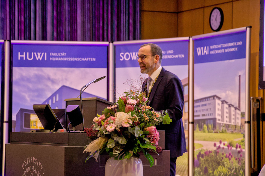 Universitätspräsident Kai Fischbach blickte in seiner Rede zurück auf ein für die Universität erfolgreiches Jahr.