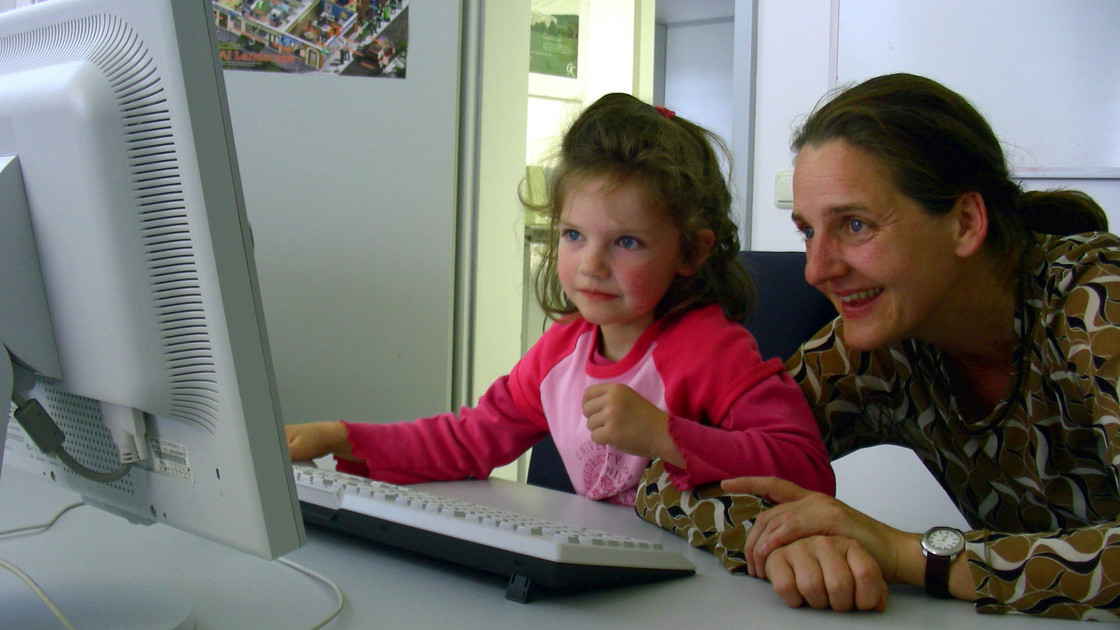 Ute Schmid mit einem Mädchen vor einem Computer
