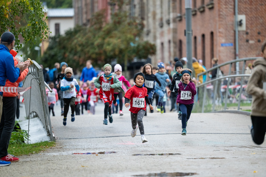 Kinder beim Bambini-Lauf auf der ERBA