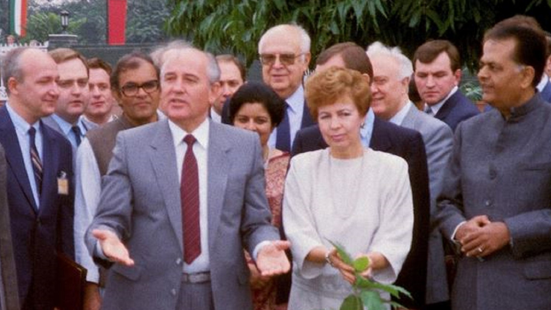 Eine Horde an Menschen reiht sich hinter Michail Gorbatschow