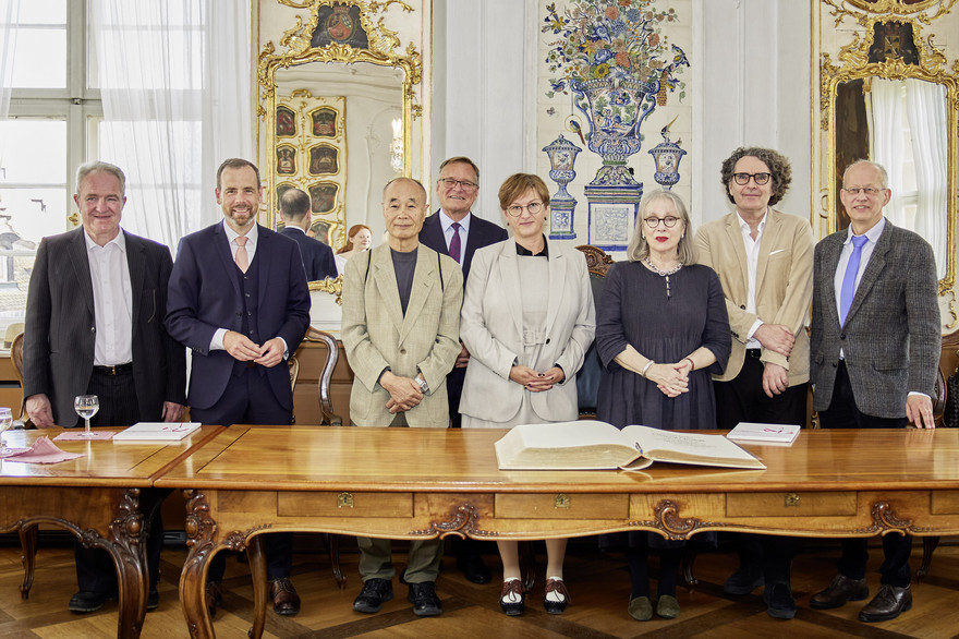 Die Referentinnen und Referenten der Hegelwoche trugen sich gemeinsam mit Christian Illies und dem Universitätspräsidenten Kai Fischbach in das Goldene Buch der Stadt Bamberg ein.
