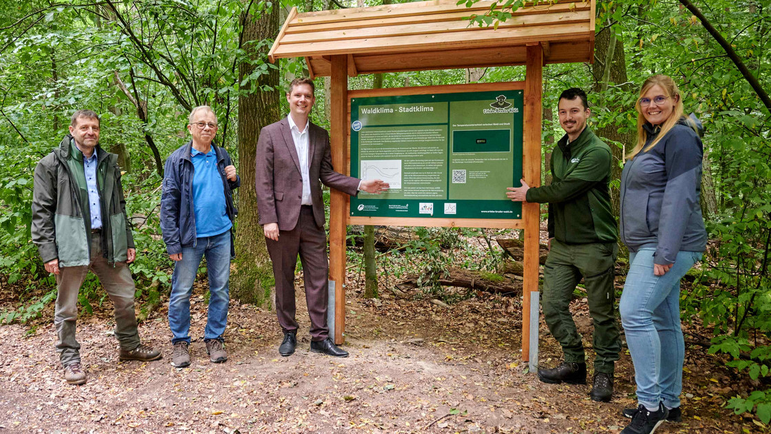 Stehen an einer von zwei neuen Infotafeln des Walderlebnispfads im Bruderwald (v.l.): Stephan Keilholz, Leiter des Forstbetriebs Forchheim der Bayerischen Staatsforsten, Senior Research Fellow Thomas Foken, Klima- und Umweltreferent Jonas Glüsenkamp, Revierförster Jonas Gürsching sowie Annika Hoffmann vom Projekt „MitMachKlima“.