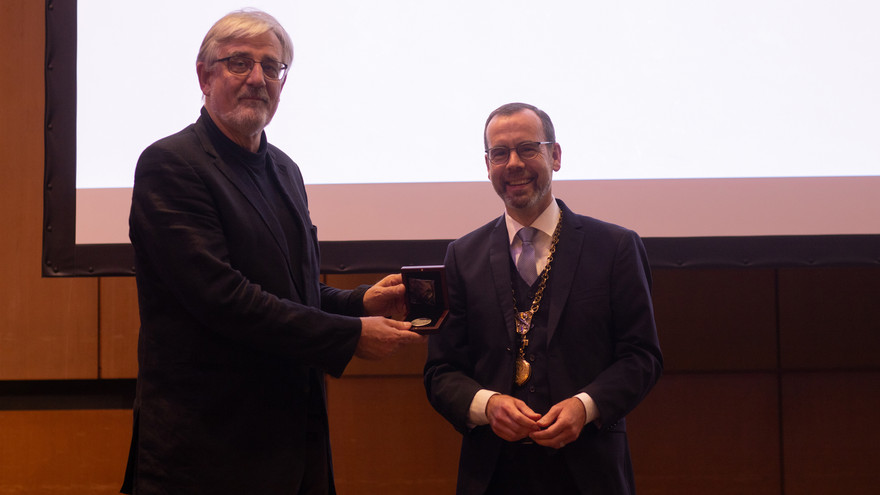 Guido Wirtz gemeinsam mit Kai Fischbach und der Medaille