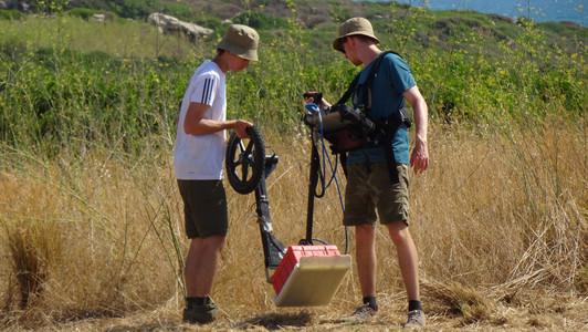 Die Bamberger Studierenden Patrick Rock und Simon Seyfried während der Georadar-Aufnahme. 