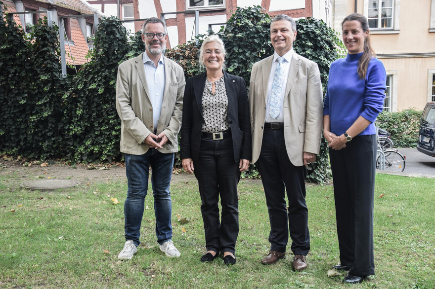 Im September 2024 waren Lara Lütke-Spatz (r.) und Werner Gamerith (l.) von BayZeN für ein Begrüßungsgespräch an der Universität Bamberg und trafen sich mit Kanzlerin Dagmar Steuer-Flieser und Stefan Hörmann, Vizepräsident für Lehre und Studierende (Mitte).