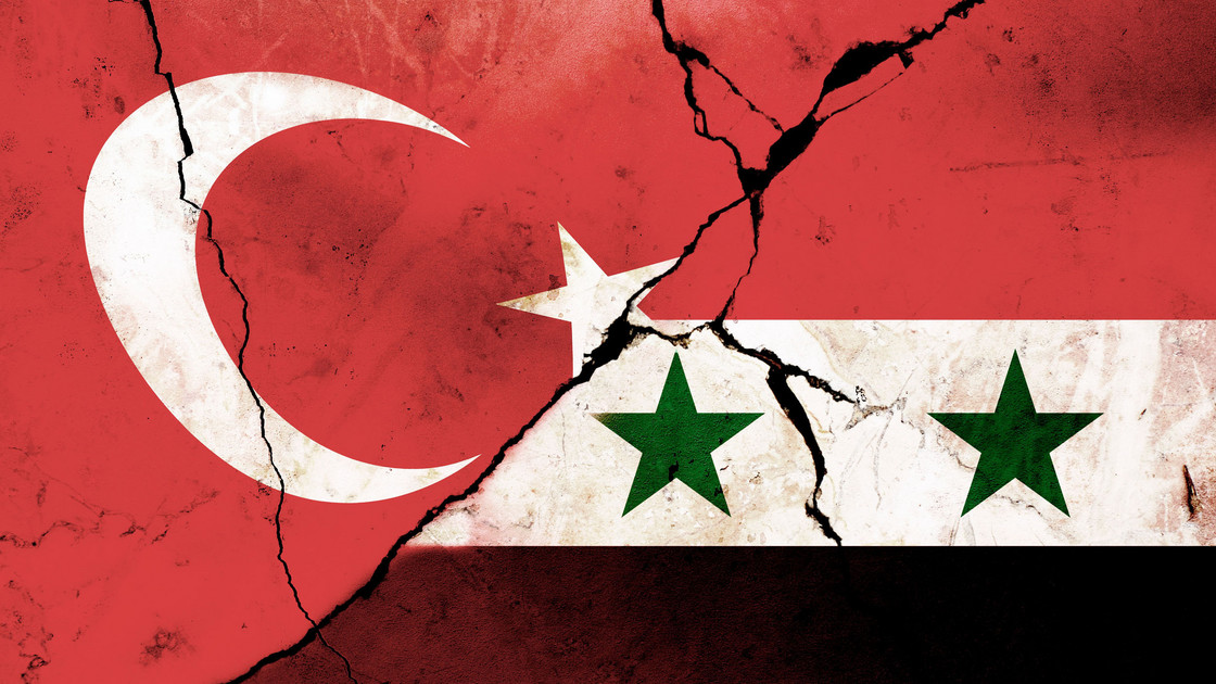 Flagge Syrien und Flagge Türkei an Wand mit Rissen