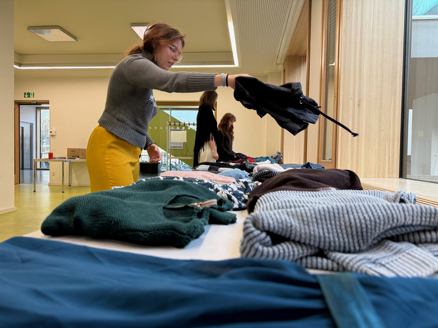 Beim Kleidertausch fanden zahlreiche Kleidungsstücke neue Besitzerinnen und Besitzer.