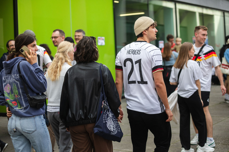 Personen in Deutschland-Trikot auf dem Markusgelände.