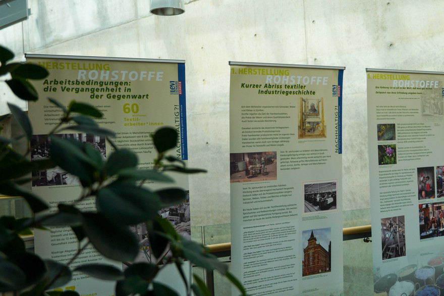 Eine Ausstellung in der Teilbibliothek beschäftigt sich noch bis Dezember mit dem Umgang mit Kleidung. 