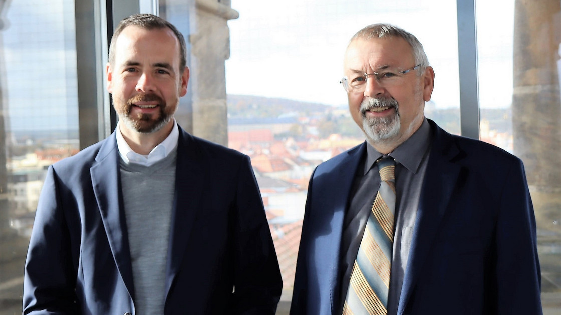 Universitätspräsident Kai Fischbach neben dem Präsidenten des Oberlandesgerichts Lothar Schmitt