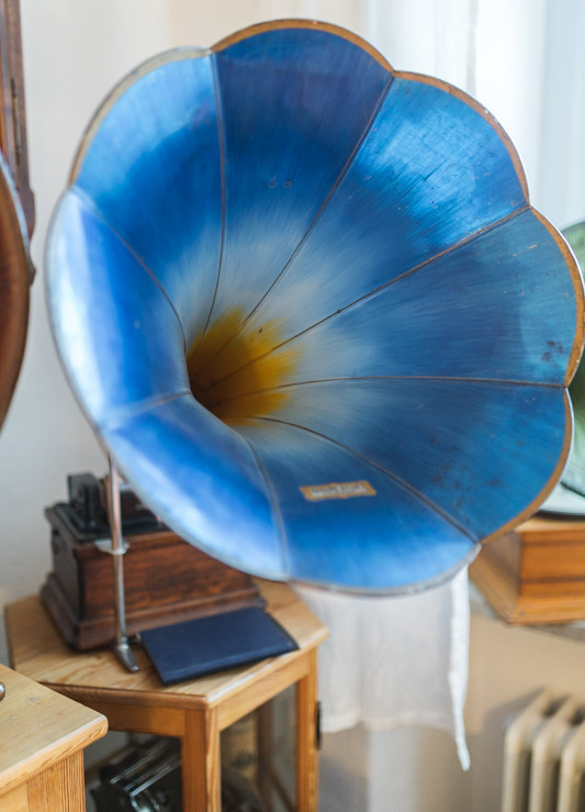 Ein blaues Grammophon in Andreas Weihes Wohnzimmer.