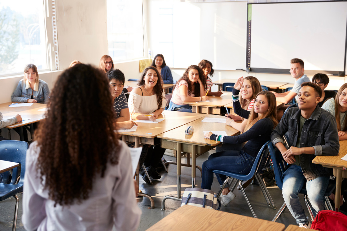 Schülerinnen und Schüler im Klassenraum