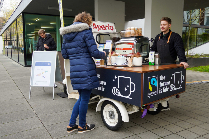 Ein Coffee-Bike versorgte am Freitag die Universitätsangehörigen auf dem Markusgelände mit kostenlosem, fairem Kaffee.