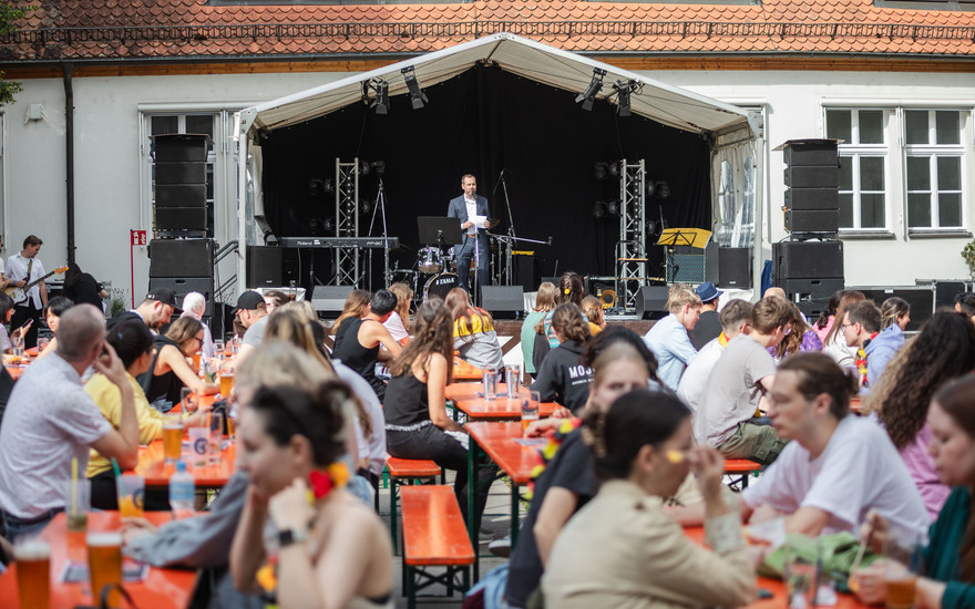 Universitätspräsident auf der Bühne bei der Begrüßung.