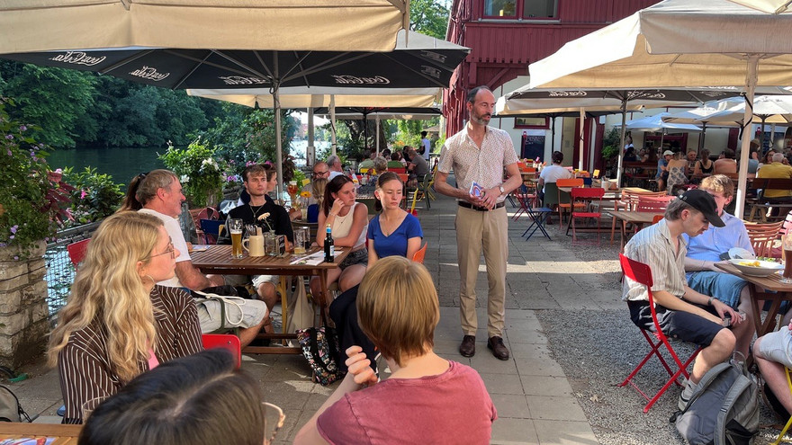 Von BAYHOST begrüßt: Geschäftsführer Nikolas Djukić war eigens aus Regensburg angereist, um die Teilnehmenden am Eröffnungsabend im Bootshaus zu begrüßen – und für die Programme und Fördermöglichkeiten des Hochschulzentrums zu werben. 