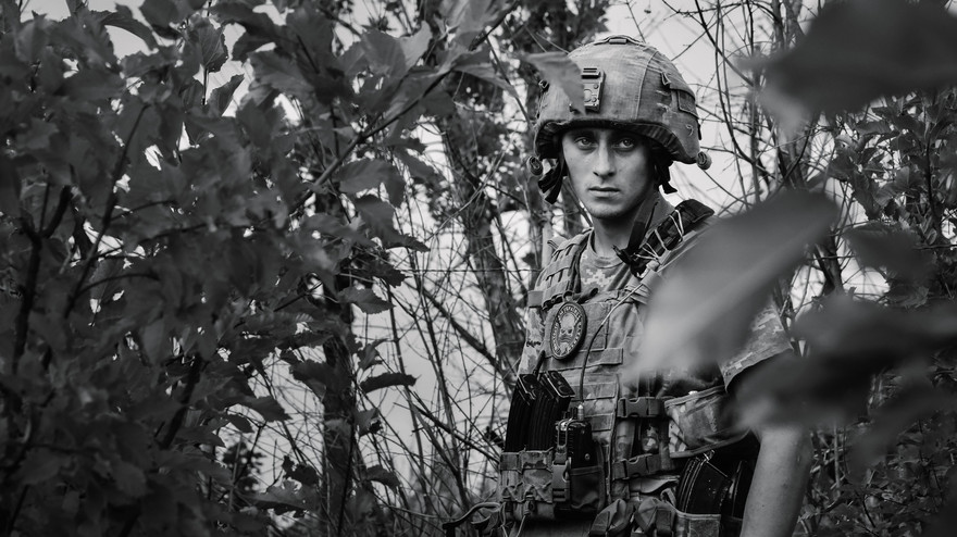Ein junger Soldat aus der Ukraine schaut in die Kamera.