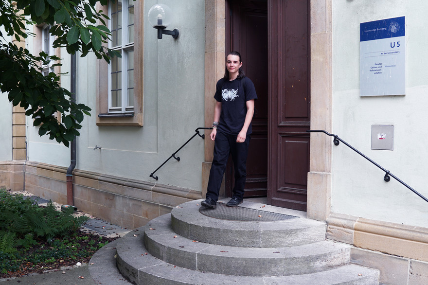 Henry Feuerlein geht aus einem Uni-Gebäude heraus.